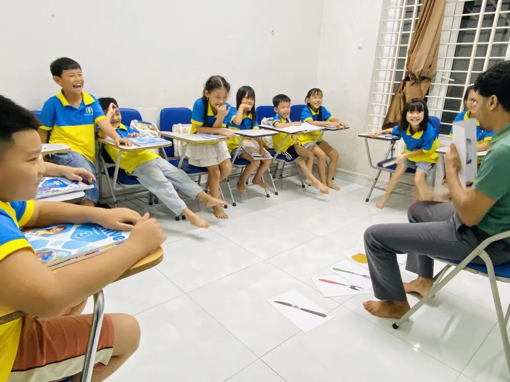 Học sinh lớp 9 và lớp 12 áp lực căng thẳng khi giải đề thi thử tiếng Anh